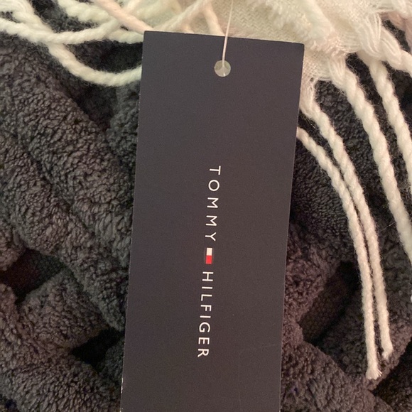 NWT woman’s Tommy Hilfiger scarf - Picture 2 of 3